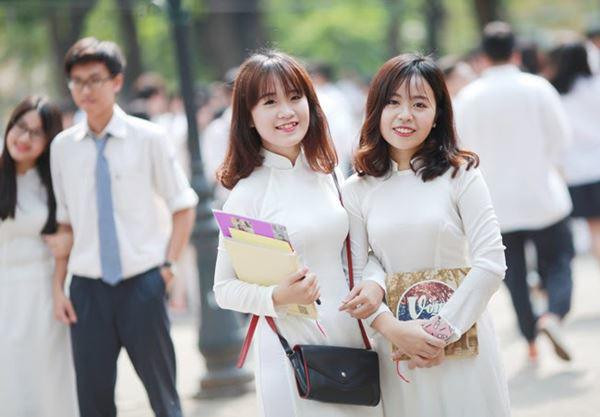 Tóc mái ngang bằng dễ thương cho học sinh mặt tròn