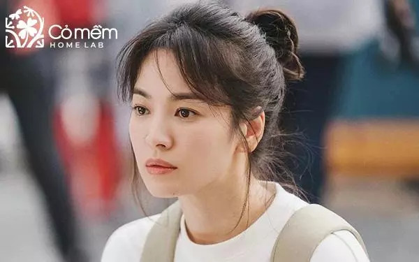 Tóc mái thưa búi cao năng động, phù hợp với nàng mặt tròn