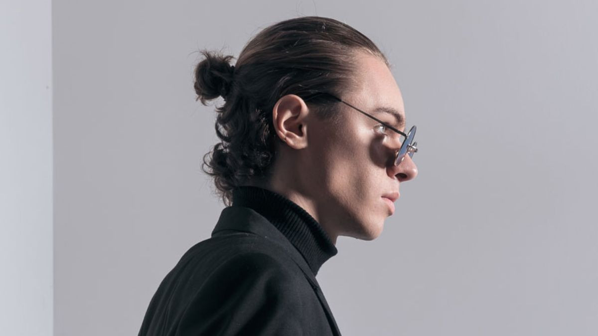 Tóc nam dài buộc đẹp uốn xoăn hiện đại