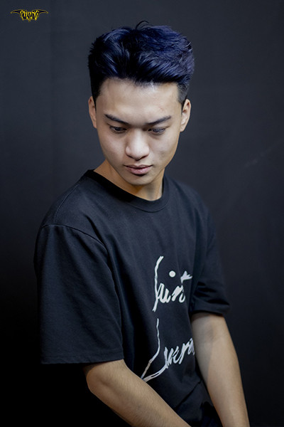 tóc nam Ivy League nhuộm màu xanh đen ấn tượng