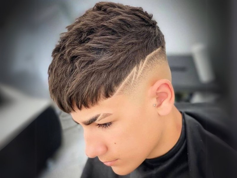 Tóc nam Mohican với hình vẽ sắc sảo, tạo điểm nhấn mạnh mẽ và phong cách cá tính.