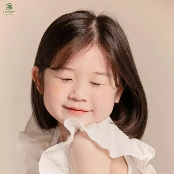 Tóc ngắn bé gái mái thưa dễ thương