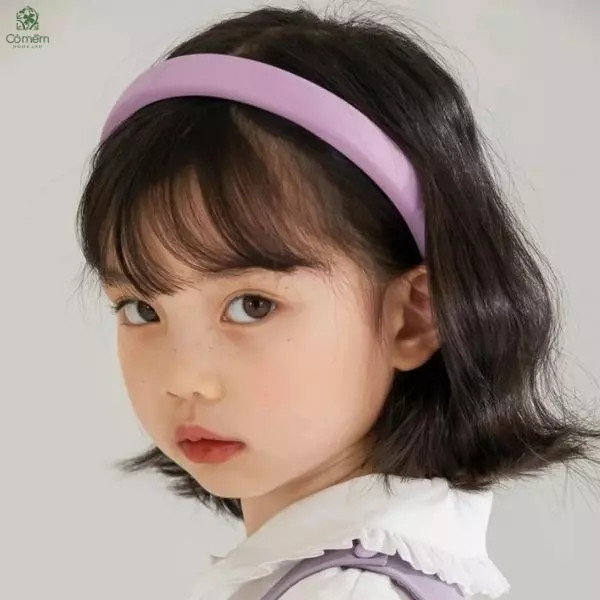 Tóc ngắn bé gái uốn gợn sóng nhẹ nhàng