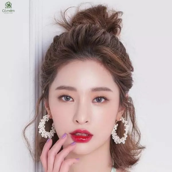 Tóc ngắn búi củ tỏi năng động