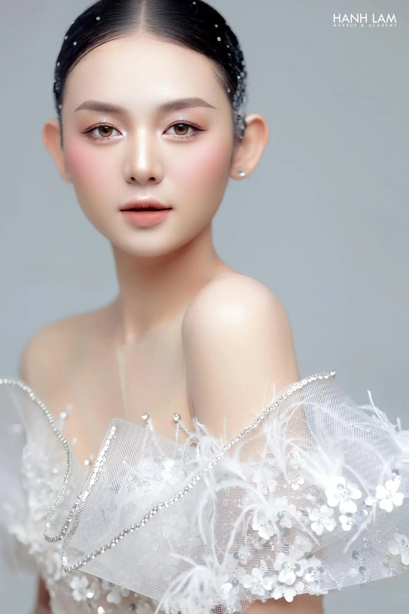 Tóc ngắn đến cổ phù hợp với dáng mặt tròn