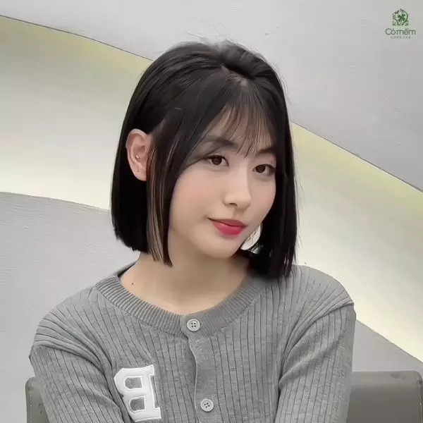 Tóc ngắn duỗi thẳng đơn giản và quý phái, là xu hướng tóc nữ 2024 được ưa chuộng