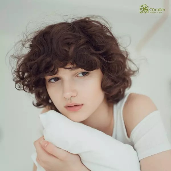 Tóc ngắn duỗi thẳng ngang vai, màu nâu sáng, mang lại vẻ ngoài thanh lịch cho mặt vuông