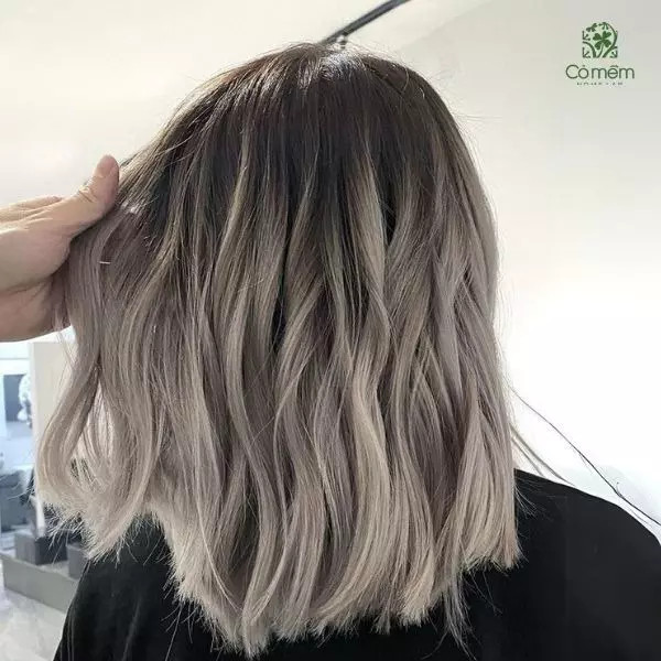 Tóc ngắn gảy line balayage vàng nâu tự nhiên