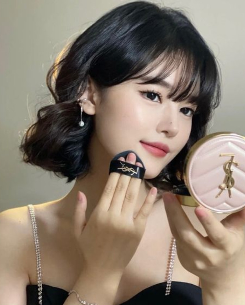 Tóc ngắn layer xoăn nhẹ sóng to, tạo ấn tượng mạnh mẽ và hiện đại.