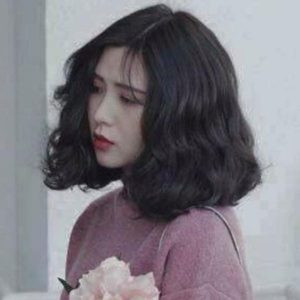 Tóc ngắn Lob uốn xoăn gợn sóng, tạo vẻ bồng bềnh và quyến rũ cho cô gái