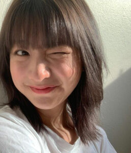 Tóc ngắn mái bằng dày giúp bạn gái trẻ trung hơn