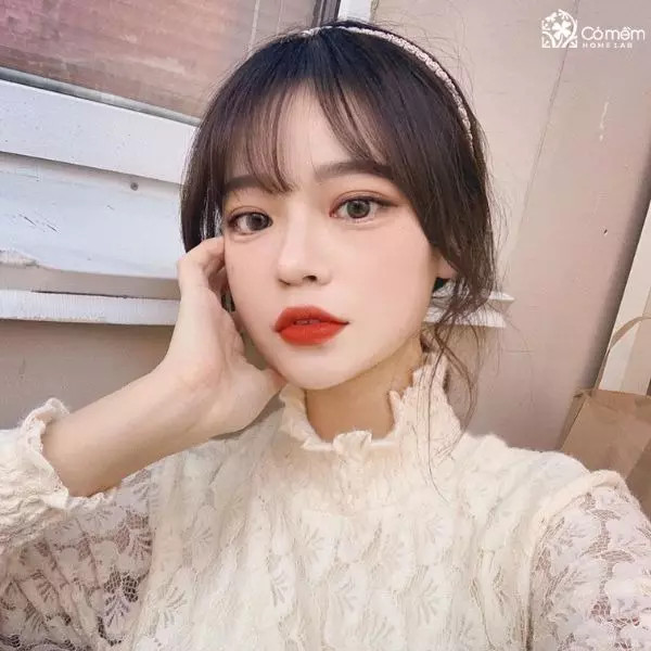 Tóc ngắn mái thưa buộc duyên dáng