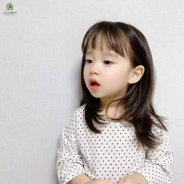 Tóc ngắn mái thưa cho bé gái