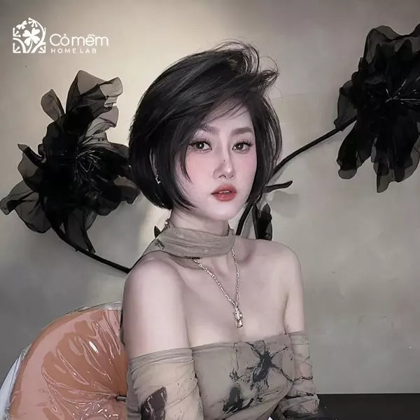 Tóc ngắn ngang vai mái dài, màu nâu sẫm, tạo cảm giác khuôn mặt vuông dài và mềm mại hơn