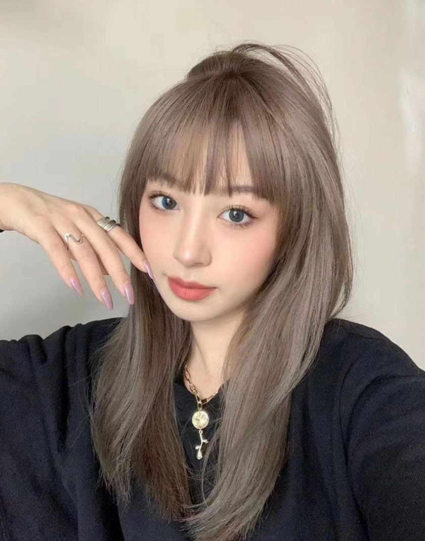 Tóc ngắn nhuộm màu nâu ánh khói thanh lịch