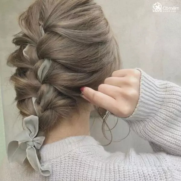 Tóc ngắn tết mái duyên dáng