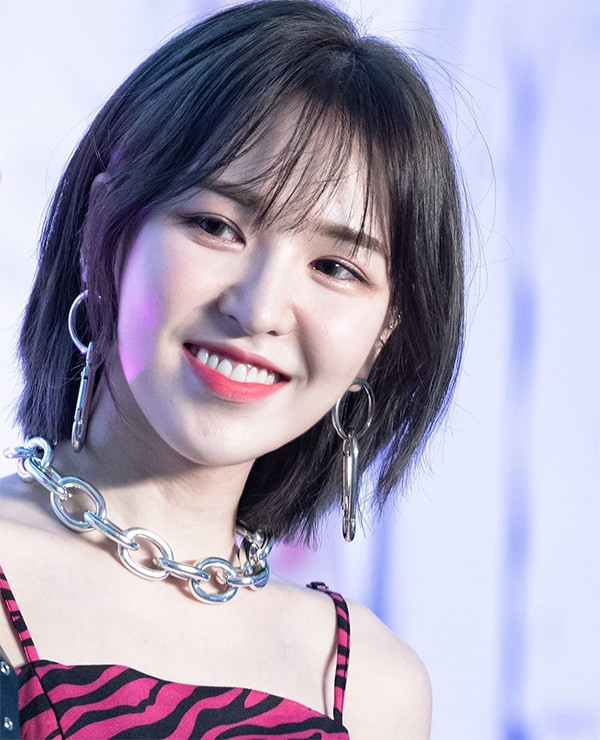 Tóc ngắn thẳng tỉa layer cá tính và hiện đại, phù hợp nhiều gương mặt