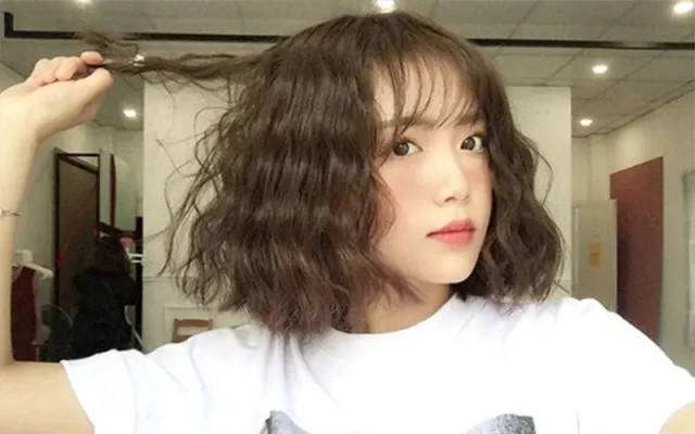 Tóc ngắn uốn bồng cho mặt tròn