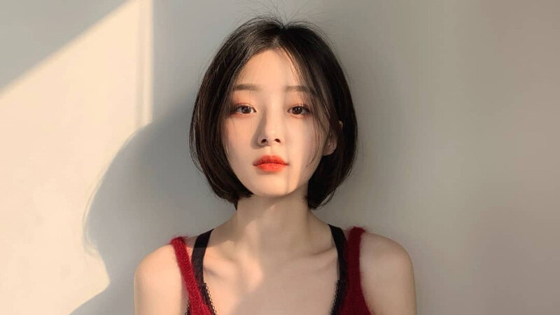 Tóc ngắn uốn cụp đuôi ôm mặt