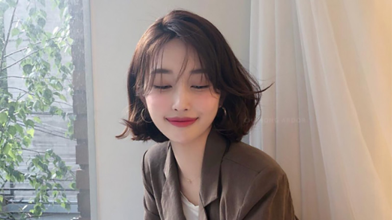 Tóc ngắn uốn cụp đuôi