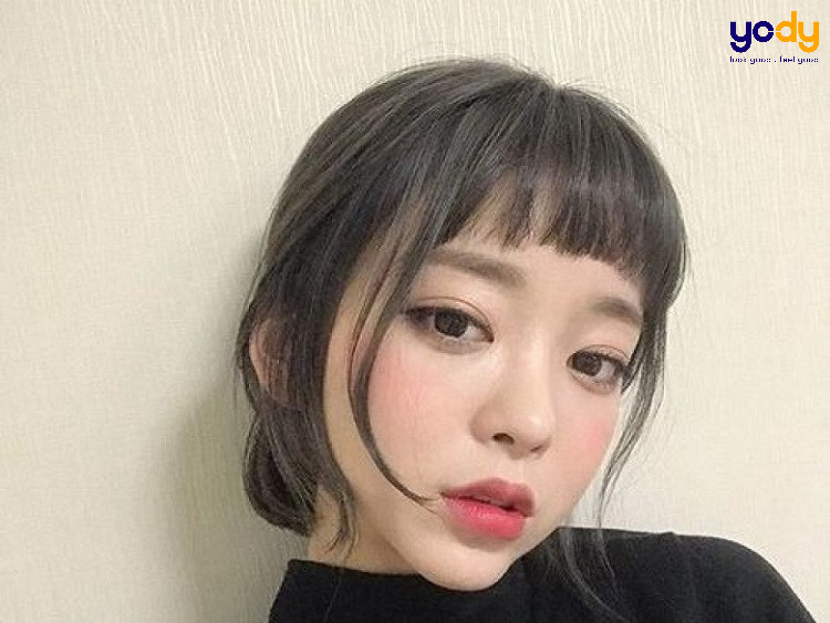 Tóc ngắn uốn cụp kết hợp mái ngố tạo vẻ đáng yêu cho nàng mặt tròn