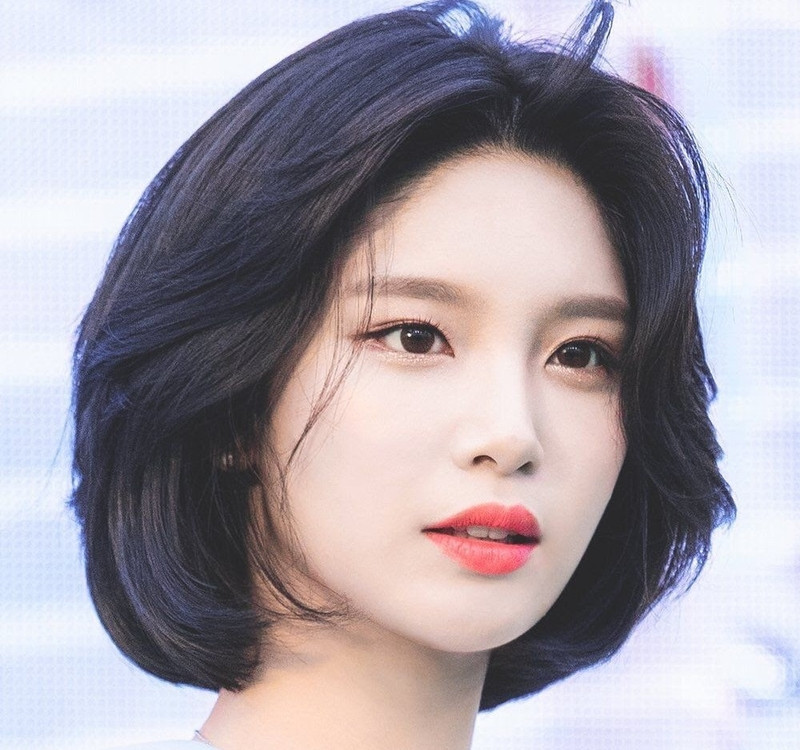 Tóc ngắn uốn cụp phồng không mái