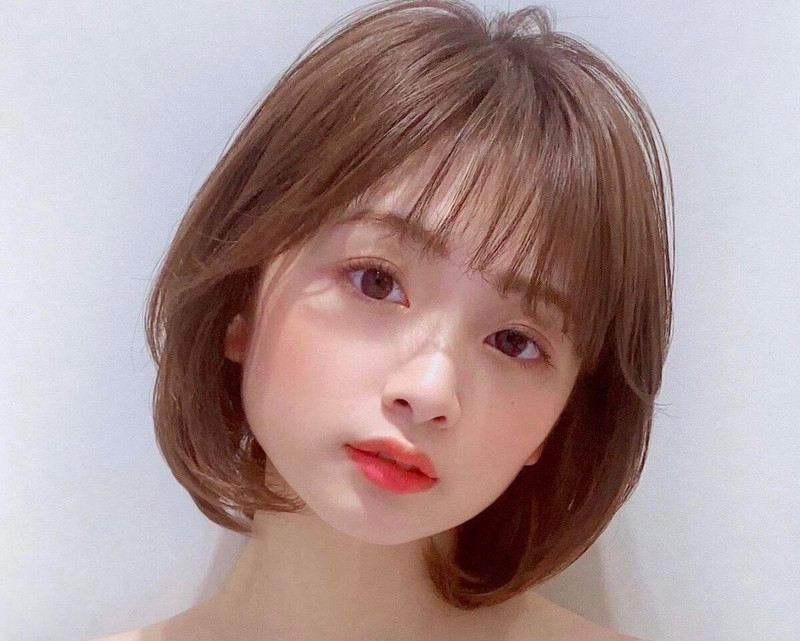 Tóc ngắn uốn phồng mái thưa