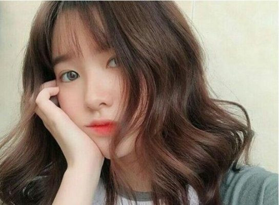 Tóc ngắn uốn sóng lơi ngang vai dịu dàng và thanh lịch