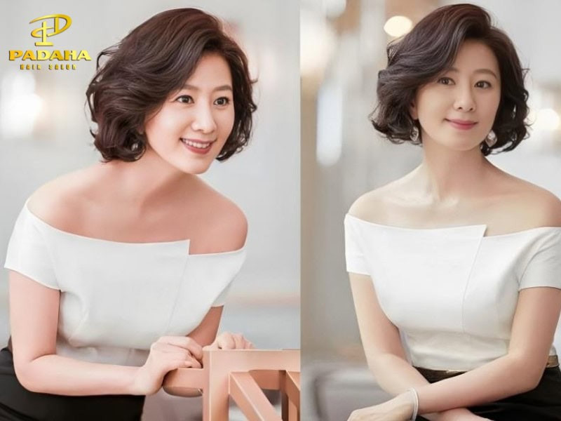 Tóc ngắn uốn xoăn mái lệch cho phụ nữ trung niên