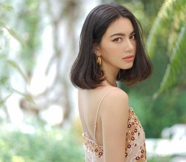 Tóc ngang vai rẽ ngôi giữa mang lại vẻ đẹp sang trọng cho U40