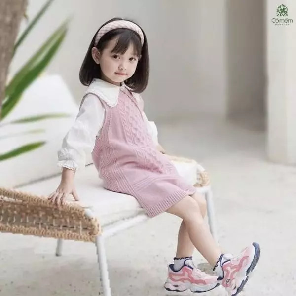 Tóc ngang vai uốn cụp cho bé gái