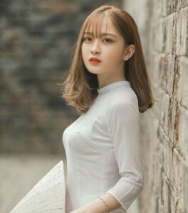 Tóc ngang vai xoăn đuôi kết hợp mái thưa chụp kỷ yếu