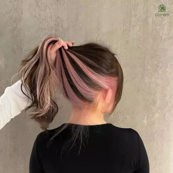 Tóc nhuộm hidden cá tính nữ với màu xanh nổi bật