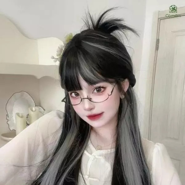 Tóc nhuộm highlight cá tính nữ trên nền tóc đen