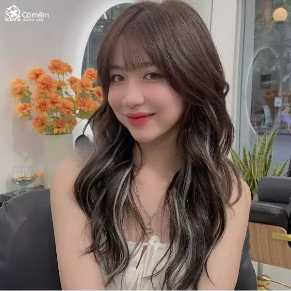Tóc nhuộm highlight màu khói trên nền tóc nâu, phong cách của các kiểu tóc hot 2024