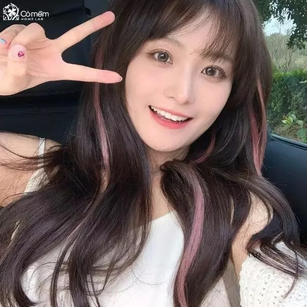 Tóc nhuộm highlight sáng trên nền tóc tối, một trong các kiểu tóc hot 2024 tạo điểm nhấn