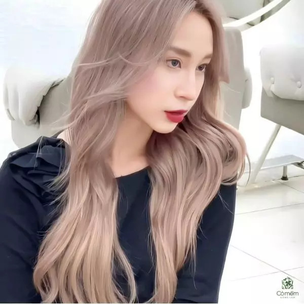 Tóc nhuộm màu nâu trà sữa dịu dàng, một trong các kiểu tóc hot 2024