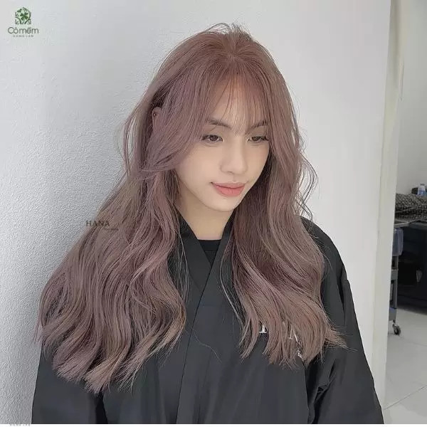 Tóc nhuộm màu nâu trà sữa dịu dàng, một trong các kiểu tóc hot năm 2024 phong cách Hàn Quốc