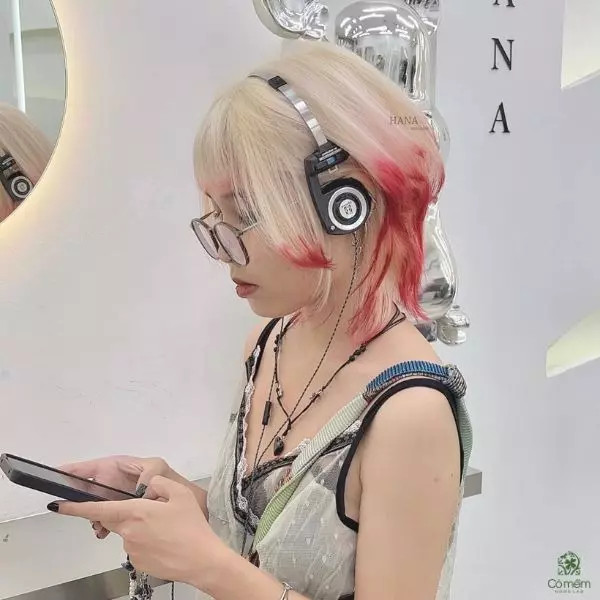 Tóc nhuộm màu neon đầy phá cách, một trong các kiểu tóc hot năm 2024 dành cho các tín đồ Kpop