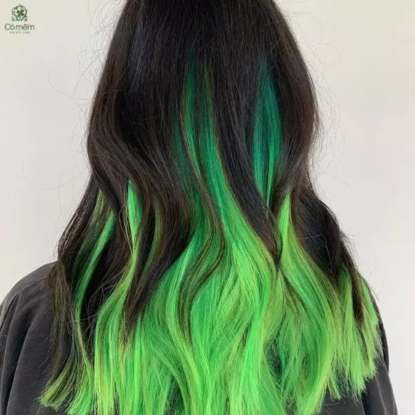 Tóc nhuộm màu neon xanh lá rực rỡ, một trong các kiểu tóc hot 2024 táo bạo