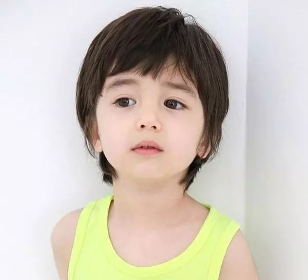Tóc pixie ngắn bé gái mang vẻ đơn giản và mát mẻ