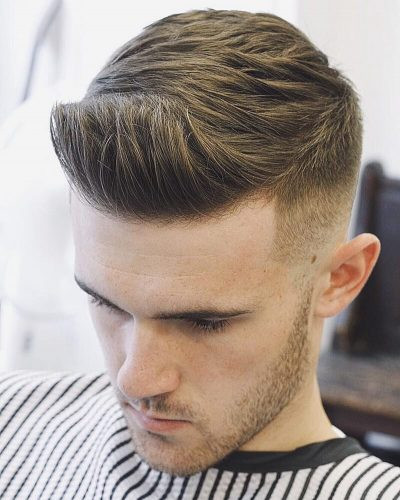 Tóc Quiff nam tính với mái cong tạo vẻ lịch lãm, tôn lên đường viền hàm quyến rũ của khuôn mặt vuông tròn.