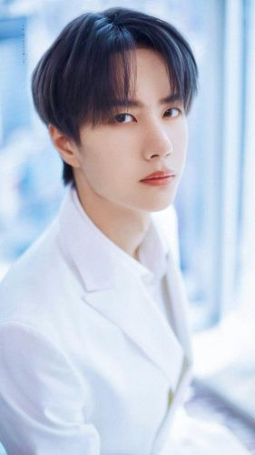 Tóc rẽ ngôi giữa lãng tử cho mặt vuông tròn