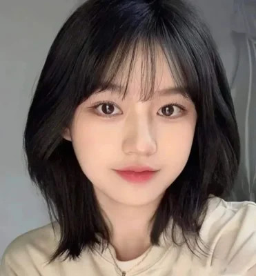 Tóc tém layer giúp tạo độ phồng, làm dài gương mặt bầu bĩnh