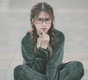 Tóc tết hai bên mái thưa rất phù hợp cho ảnh kỷ yếu