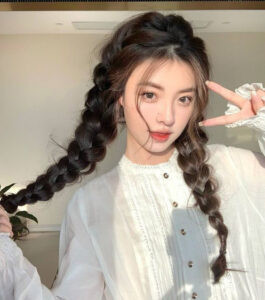Tóc tết xương cá hai bên gọn gàng, kiểu tóc đẹp đi học cho nữ sinh