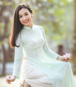 Tóc uốn cụp đuôi đẹp khi mặc áo dài