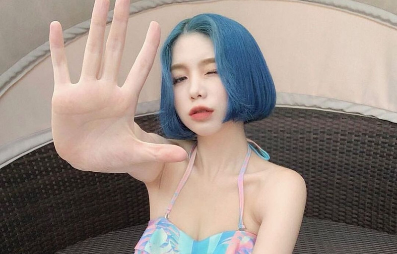 Tóc uốn cụp đuôi nhuộm màu xanh dương