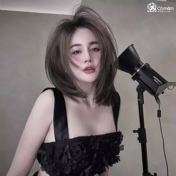 Tóc uốn cụp ngang vai duỗi thẳng kết hợp mái thưa