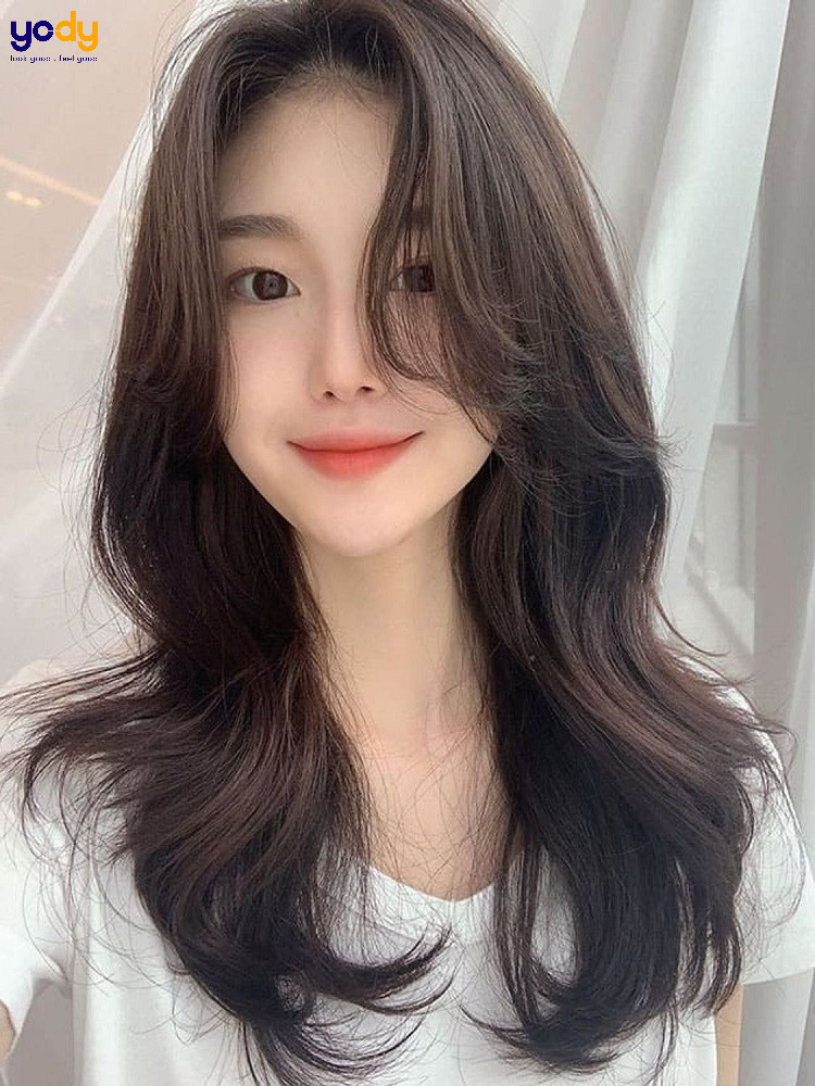 Tóc uốn đuôi dài cho mặt tròn